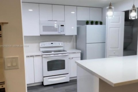 Copropriété à louer à Doral, Floride: 3 chambres, 118.08 m2 № 2409353 - photo 4