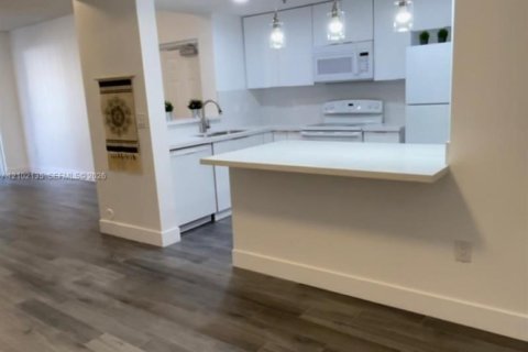 Copropriété à louer à Doral, Floride: 3 chambres, 118.08 m2 № 2409353 - photo 3