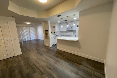 Copropriété à louer à Doral, Floride: 3 chambres, 118.08 m2 № 2409353 - photo 2