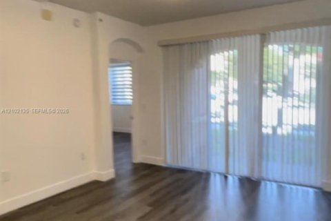 Copropriété à louer à Doral, Floride: 3 chambres, 118.08 m2 № 2409353 - photo 6