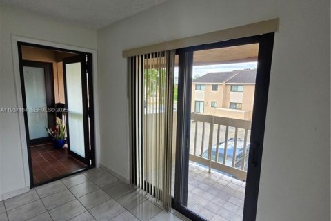 Commercial property in Miami, Florida 2 bedrooms, 80.08 sq.m. № 1994913 - photo 4