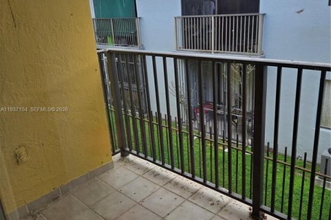 Condo in Miami, Florida, 2 bedrooms  № 1994913 - photo 15