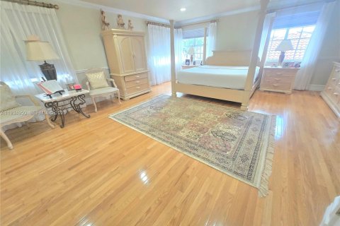 House in Miami Lakes, Florida 5 bedrooms, 349.96 sq.m. № 2035842 - photo 19