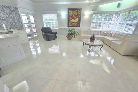 House in Miami Lakes, Florida 5 bedrooms, 349.96 sq.m. № 2035842 - photo 9