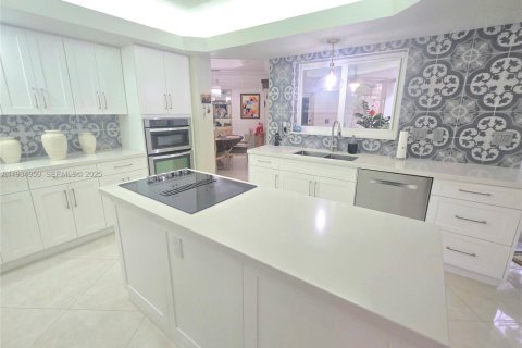 House in Miami Lakes, Florida 5 bedrooms, 349.96 sq.m. № 2035842 - photo 7