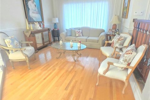 House in Miami Lakes, Florida 5 bedrooms, 349.96 sq.m. № 2035842 - photo 14