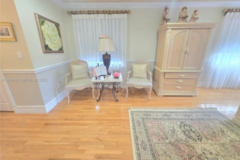 House in Miami Lakes, Florida 5 bedrooms, 349.96 sq.m. № 2035842 - photo 21