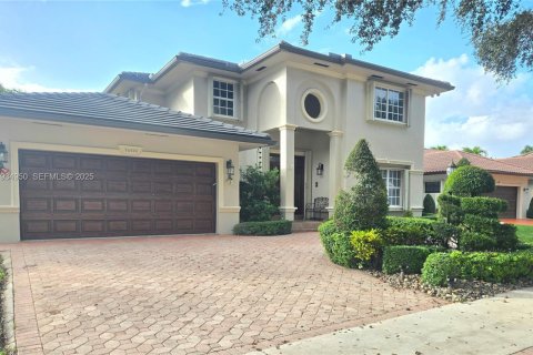 House in Miami Lakes, Florida 5 bedrooms, 349.96 sq.m. № 2035842 - photo 3