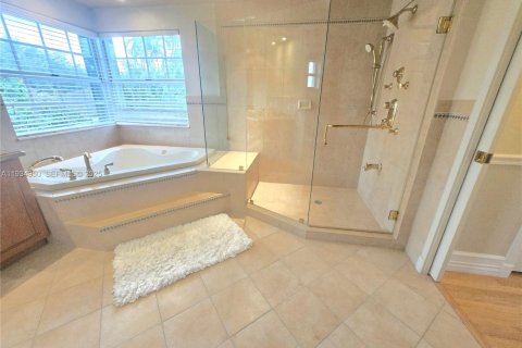 House in Miami Lakes, Florida 5 bedrooms, 349.96 sq.m. № 2035842 - photo 27