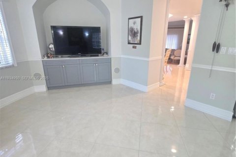 House in Miami Lakes, Florida 5 bedrooms, 349.96 sq.m. № 2035842 - photo 11