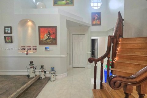 House in Miami Lakes, Florida 5 bedrooms, 349.96 sq.m. № 2035842 - photo 12