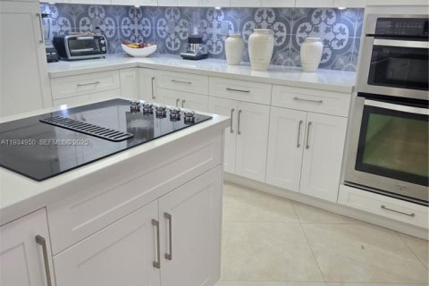 House in Miami Lakes, Florida 5 bedrooms, 349.96 sq.m. № 2035842 - photo 8