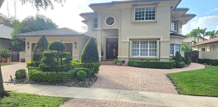 House in Miami Lakes, Florida 5 bedrooms, 349.96 sq.m. № 2035842