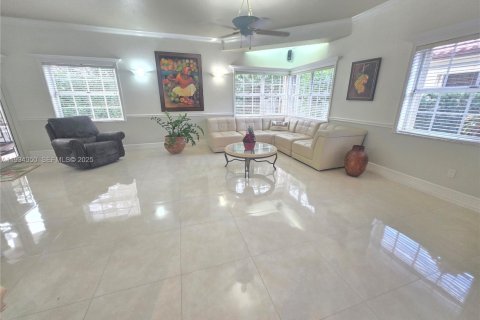 House in Miami Lakes, Florida 5 bedrooms, 349.96 sq.m. № 2035842 - photo 10