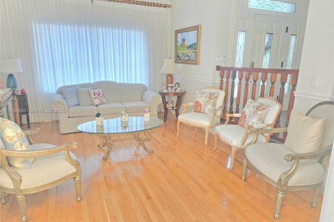 House in Miami Lakes, Florida 5 bedrooms, 349.96 sq.m. № 2035842 - photo 15