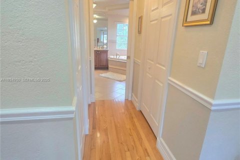 House in Miami Lakes, Florida 5 bedrooms, 349.96 sq.m. № 2035842 - photo 22