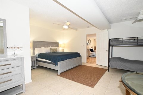 House in Boynton Beach, Florida 3 bedrooms, 381.27 sq.m. № 2169726 - photo 11