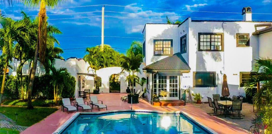 House in Boynton Beach, Florida 3 bedrooms, 381.27 sq.m. № 2169726