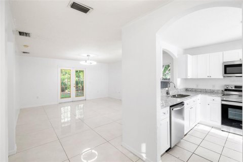 House in Tampa, Florida 3 bedrooms, 114.73 sq.m. № 2222764 - photo 4