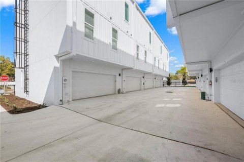 Townhouse in Tampa, Florida 3 bedrooms, 210.33 sq.m. № 1681610 - photo 24