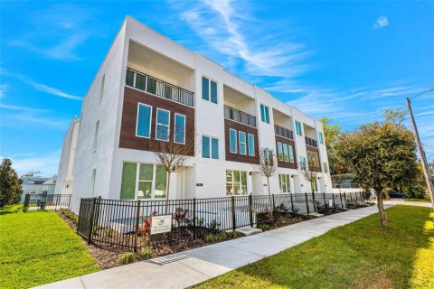 Townhouse in Tampa, Florida 3 bedrooms, 210.33 sq.m. № 1681610 - photo 1