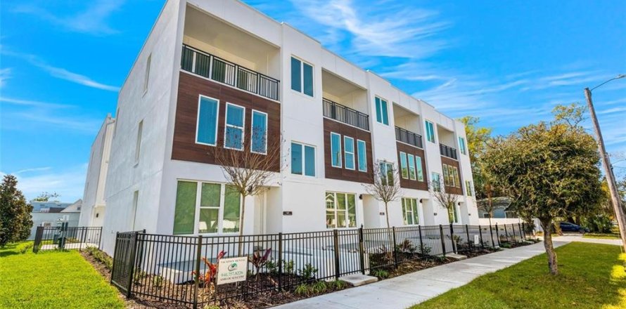 Townhouse in Tampa, Florida 3 bedrooms, 210.33 sq.m. № 1681610