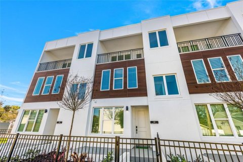 Townhouse in Tampa, Florida 3 bedrooms, 210.33 sq.m. № 1681610 - photo 2