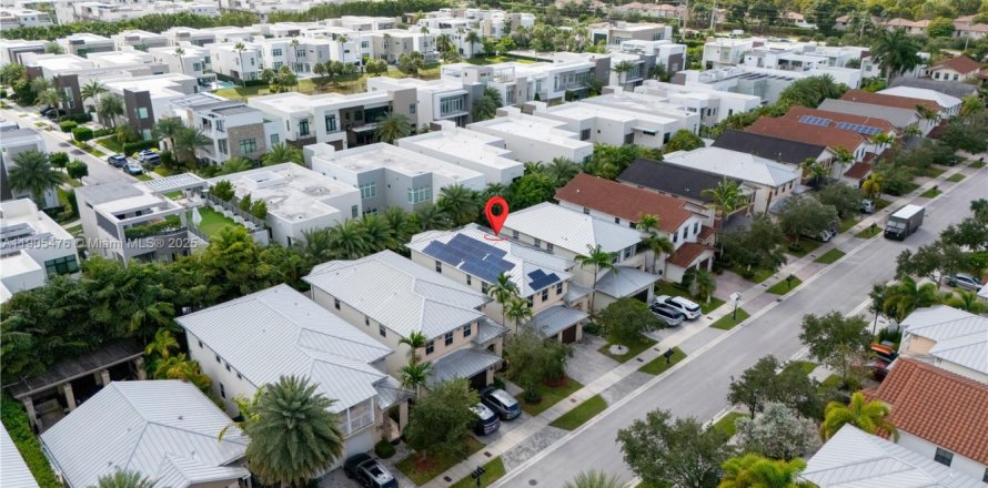 Villa ou maison à Doral, Floride 5 chambres, 293.57 m2 № 1956812