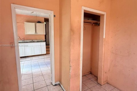 House in Miami, Florida 3 bedrooms, 117.06 sq.m. № 1965148 - photo 12