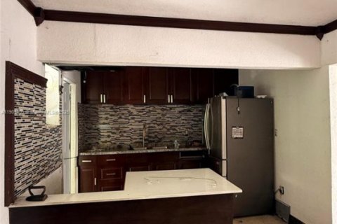 House in Miami, Florida 3 bedrooms, 117.06 sq.m. № 1965148 - photo 3