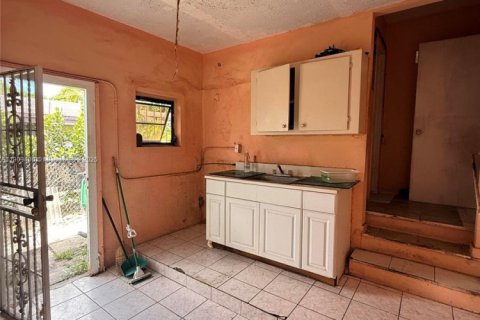 House in Miami, Florida 3 bedrooms, 117.06 sq.m. № 1965148 - photo 13