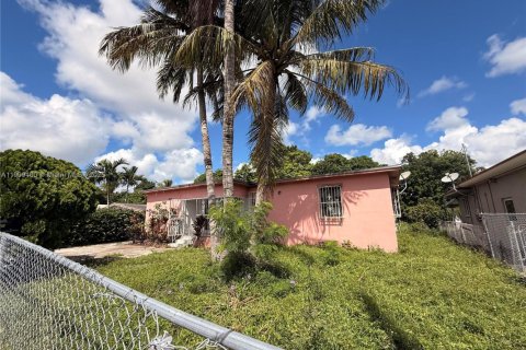 House in Miami, Florida 3 bedrooms, 117.06 sq.m. № 1965148 - photo 2