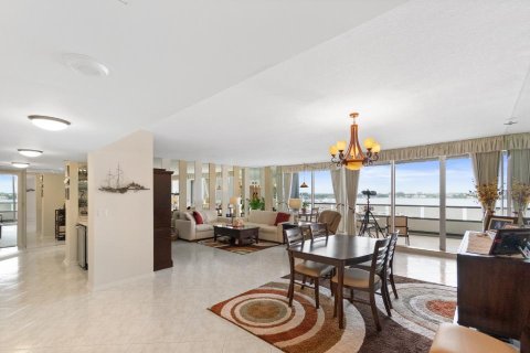 Condo in North Palm Beach, Florida, 2 bedrooms  № 2146944 - photo 9