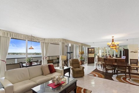 Condo in North Palm Beach, Florida, 2 bedrooms  № 2146944 - photo 7