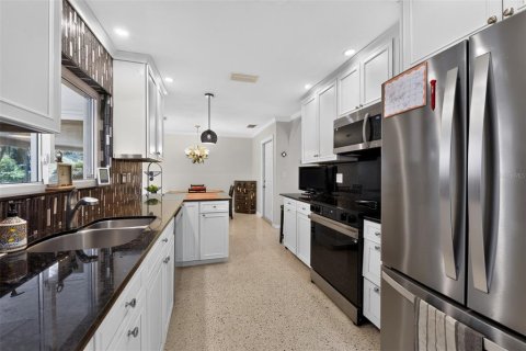 House in Saint Petersburg, Florida 4 bedrooms, 168.34 sq.m. № 2121512 - photo 16
