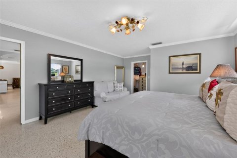 House in Saint Petersburg, Florida 4 bedrooms, 168.34 sq.m. № 2121512 - photo 21