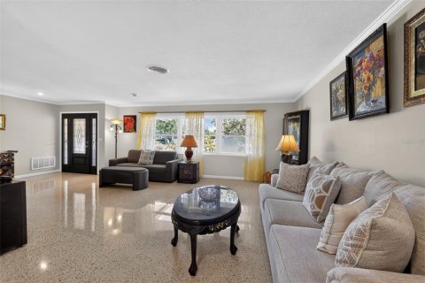 House in Saint Petersburg, Florida 4 bedrooms, 168.34 sq.m. № 2121512 - photo 10