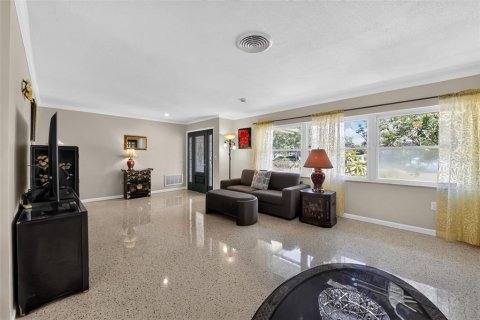 House in Saint Petersburg, Florida 4 bedrooms, 168.34 sq.m. № 2121512 - photo 8