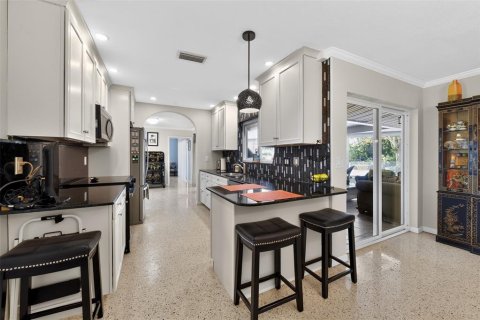 House in Saint Petersburg, Florida 4 bedrooms, 168.34 sq.m. № 2121512 - photo 15