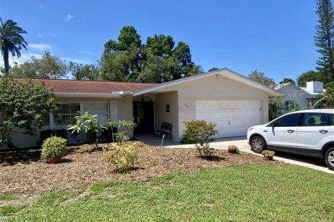 House in Saint Petersburg, Florida 4 bedrooms, 168.34 sq.m. № 2121512 - photo 1