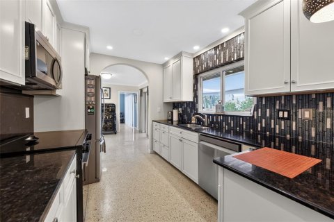 House in Saint Petersburg, Florida 4 bedrooms, 168.34 sq.m. № 2121512 - photo 18