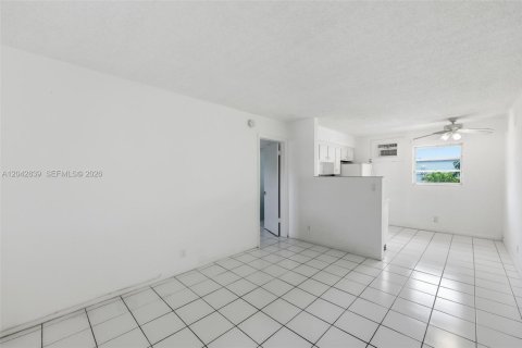 Снять в аренду квартиру в Форт-Лодердейл, Флорида 1 спальня, 485.51м2, № 2267896 - фото 2