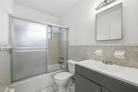 Снять в аренду квартиру в Форт-Лодердейл, Флорида 1 спальня, 485.51м2, № 2267896 - фото 9