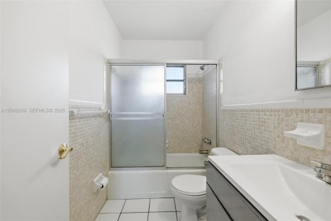 Снять в аренду квартиру в Форт-Лодердейл, Флорида 1 спальня, 485.51м2, № 2267896 - фото 10