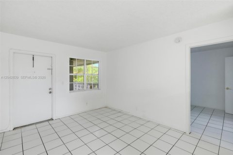 Снять в аренду квартиру в Форт-Лодердейл, Флорида 1 спальня, 485.51м2, № 2267896 - фото 3