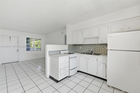 Снять в аренду квартиру в Форт-Лодердейл, Флорида 1 спальня, 485.51м2, № 2267896 - фото 6