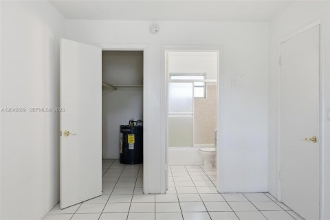 Снять в аренду квартиру в Форт-Лодердейл, Флорида 1 спальня, 485.51м2, № 2267896 - фото 8