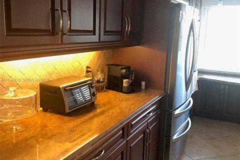 Снять в аренду виллу или дом в Санрайз, Флорида 4 спальни, № 2002727 - фото 8