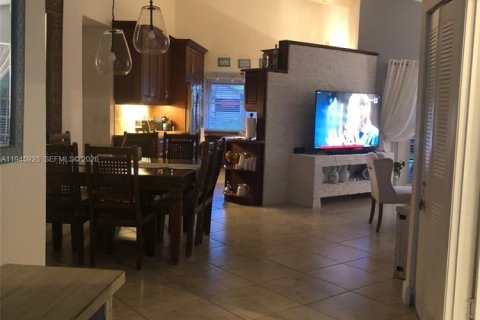 Снять в аренду виллу или дом в Санрайз, Флорида 4 спальни, № 2002727 - фото 2