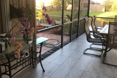 Снять в аренду виллу или дом в Санрайз, Флорида 4 спальни, № 2002727 - фото 18